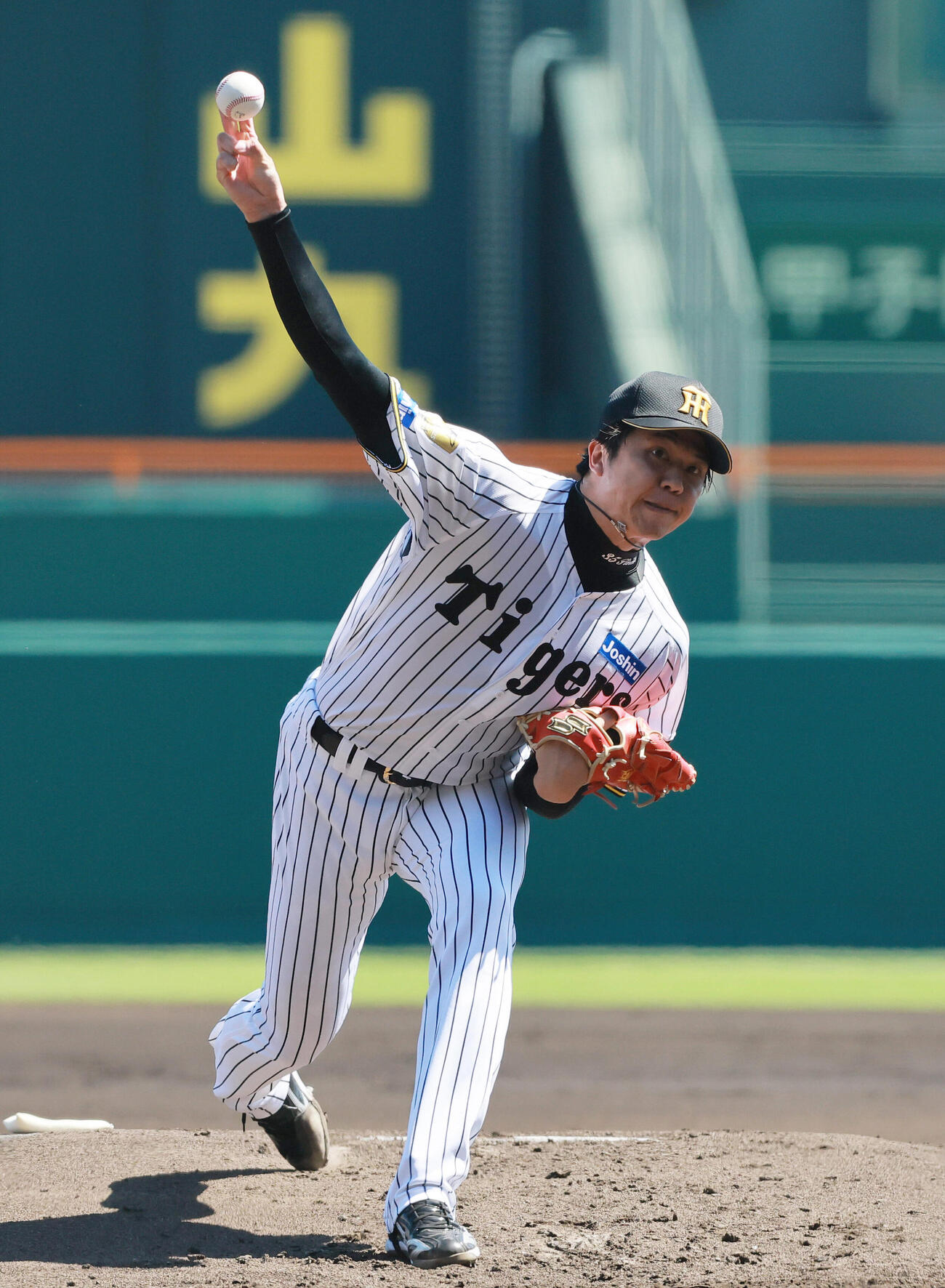 阪神対広島　2回表、力投する阪神才木浩人（撮影・上山淳一）