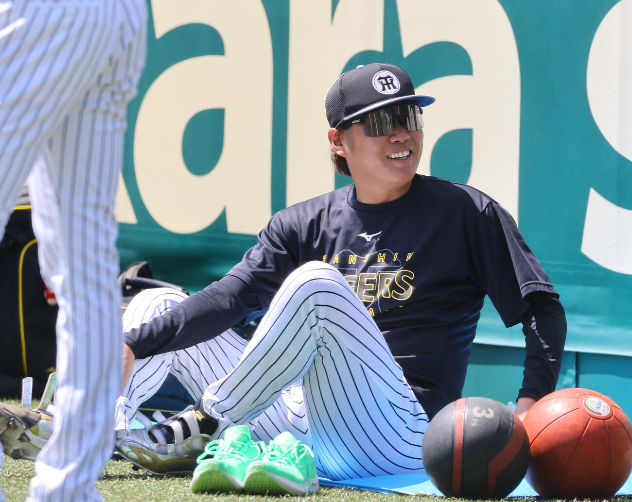 笑顔を見せる西勇輝（撮影・上田博志）