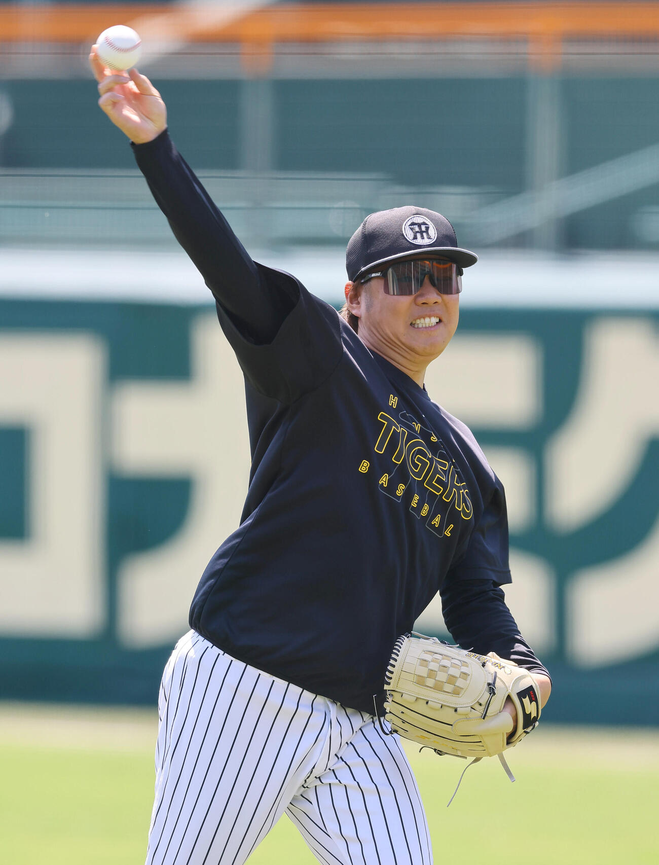 キャッチボールをする阪神西勇輝（撮影・上田博志）