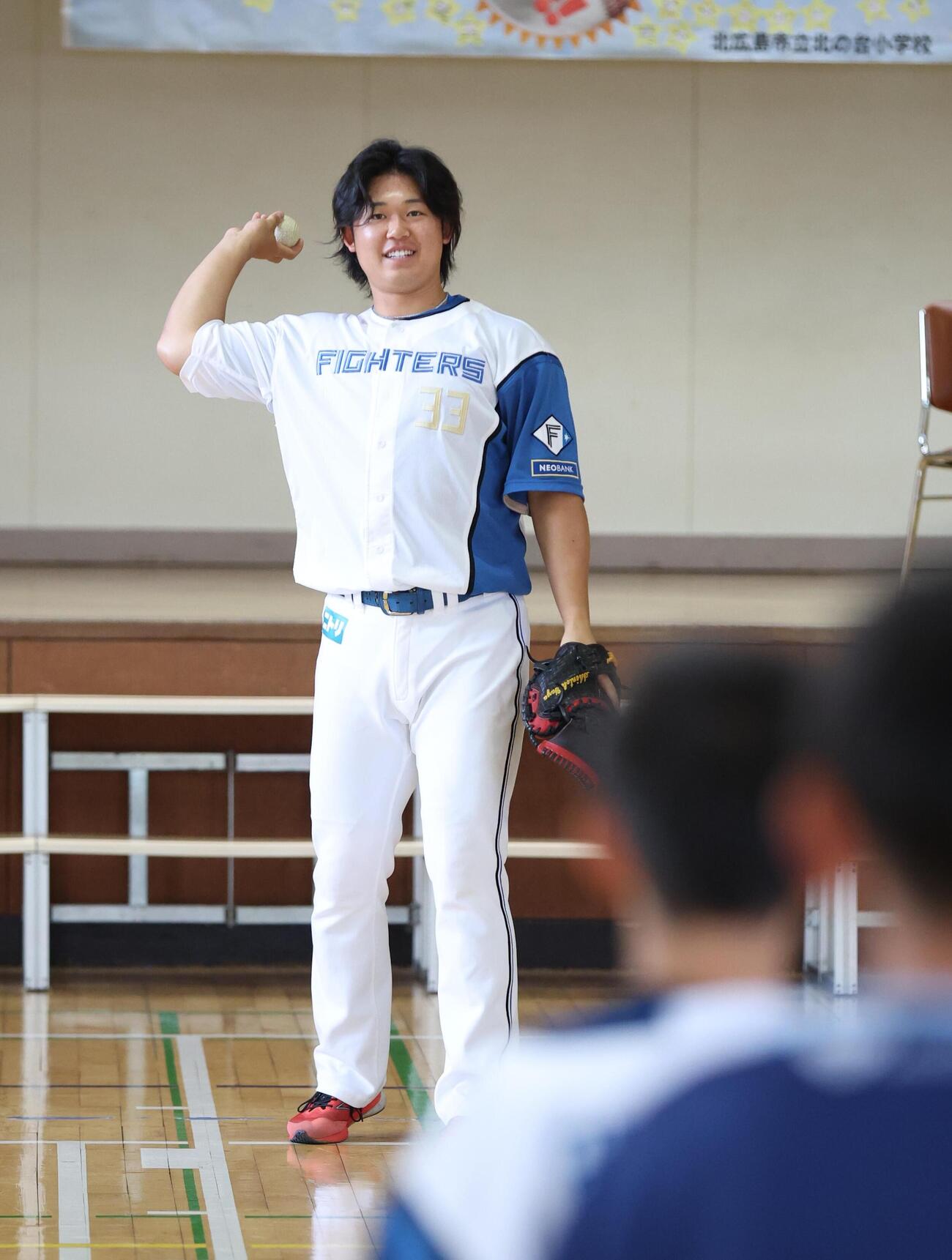 北広島市内の小学校で児童とキャッチボールする進藤勇也（撮影・黒川智章）