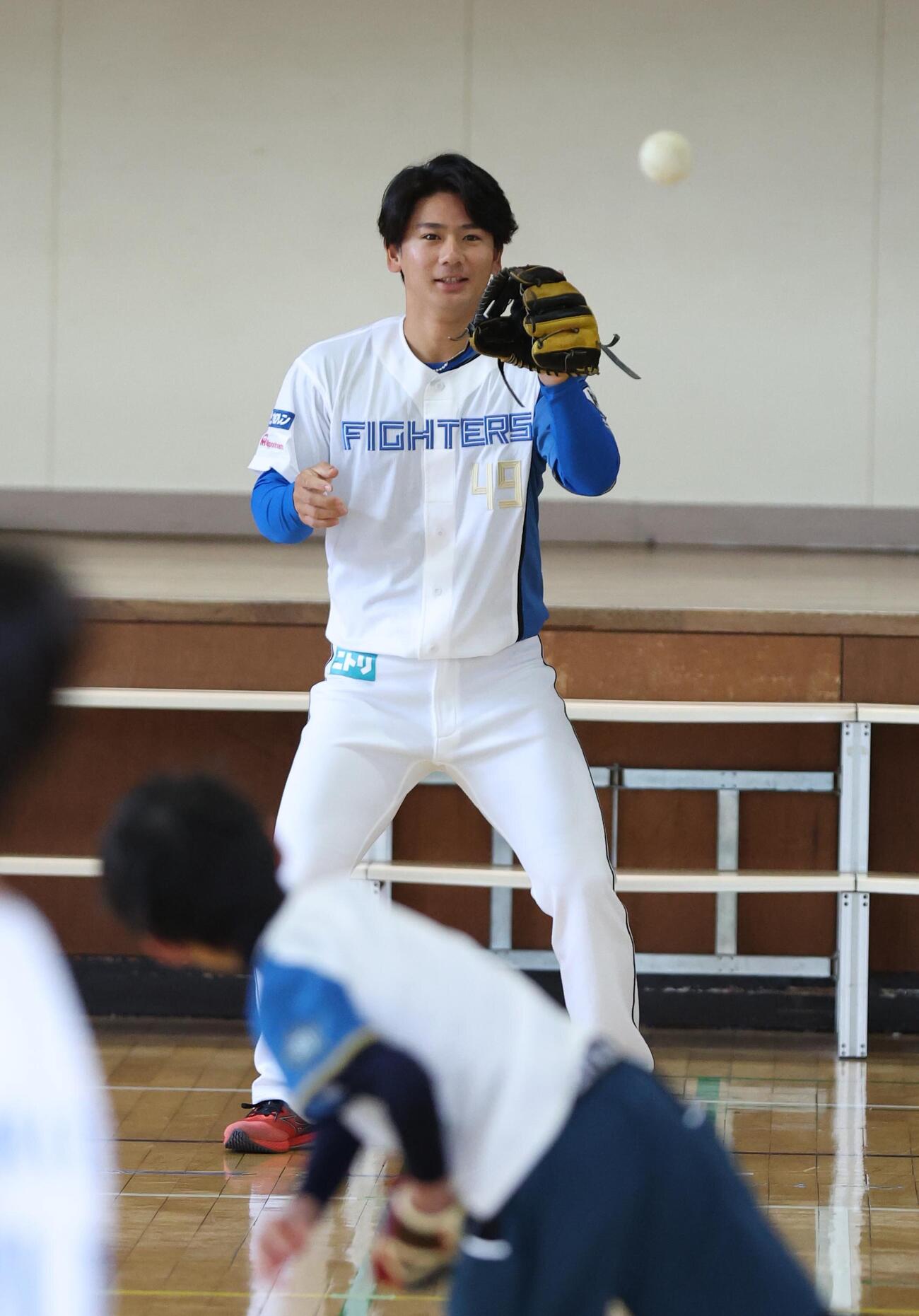 北広島市内の小学校で児童とキャッチボールする大塚瑠晏（撮影・黒川智章）
