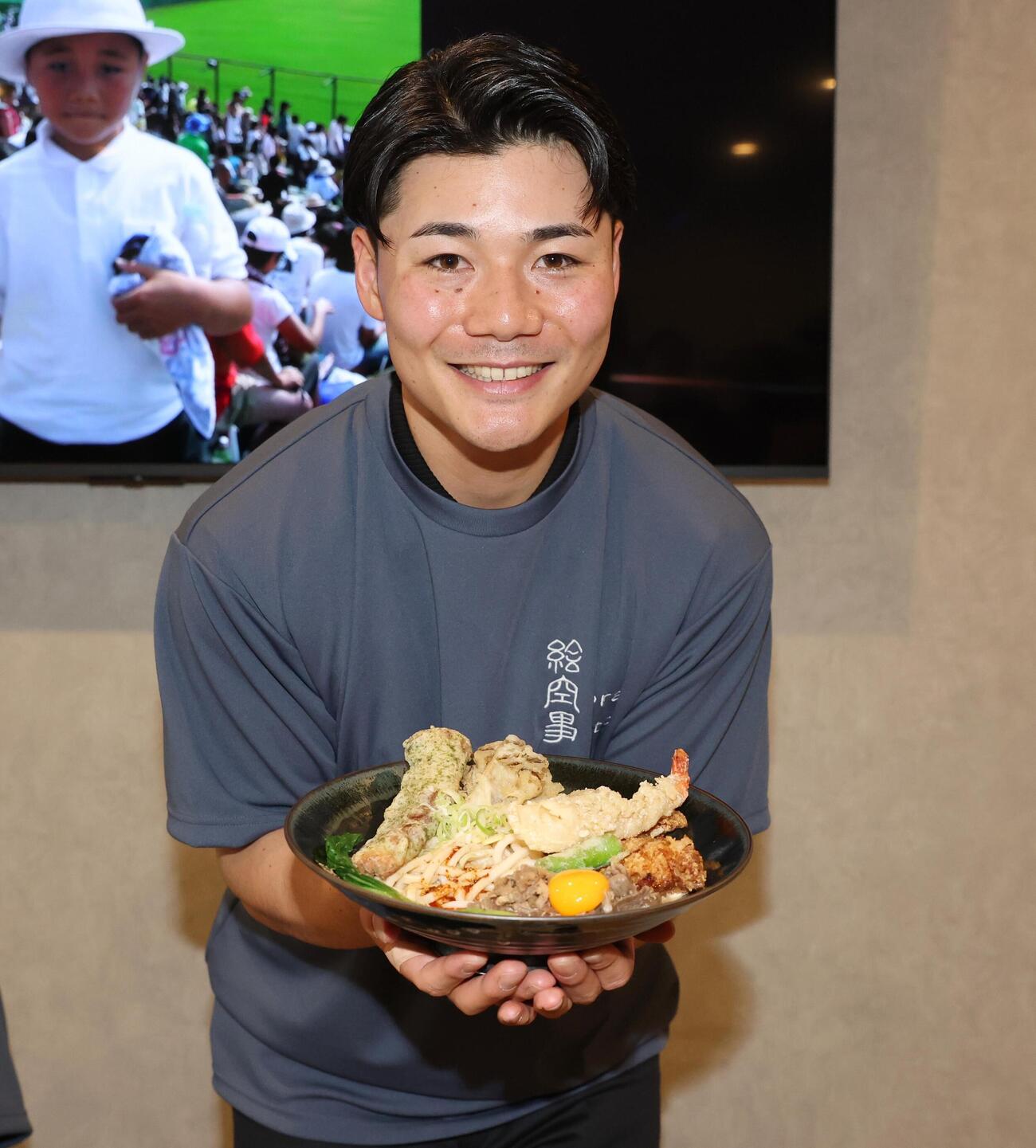 Fビレッジ内にオープンした玄米うどん専門店「絵空事」で提供している「豆乳坦々しあわせうどん」を紹介する日本ハム清宮幸太郎（撮影・黒川智章）