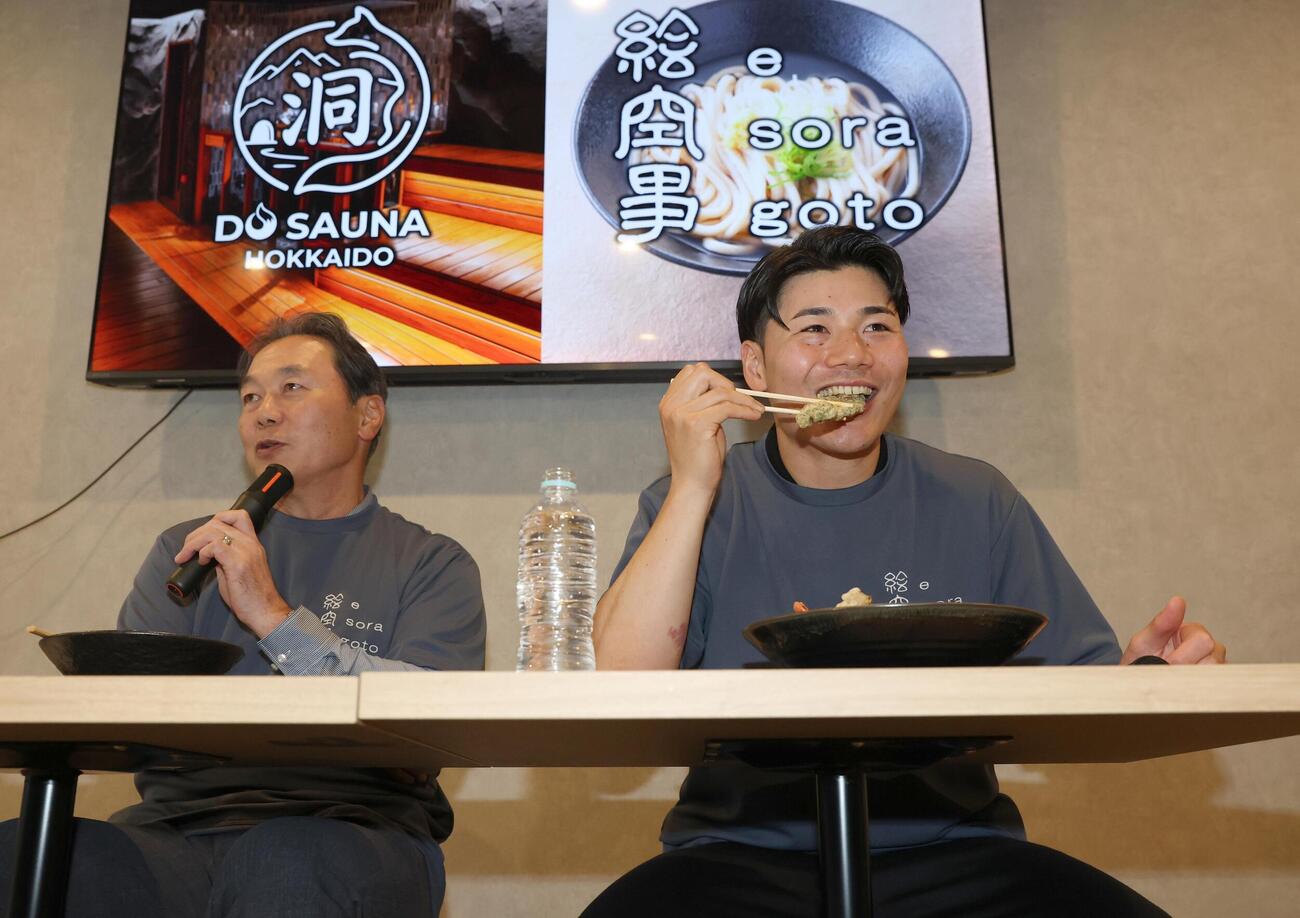 Fビレッジ内にオープンした玄米うどん専門店「絵空事」でうどんを試食する日本ハム清宮幸太郎（右）と父克幸さん（撮影・黒川智章）