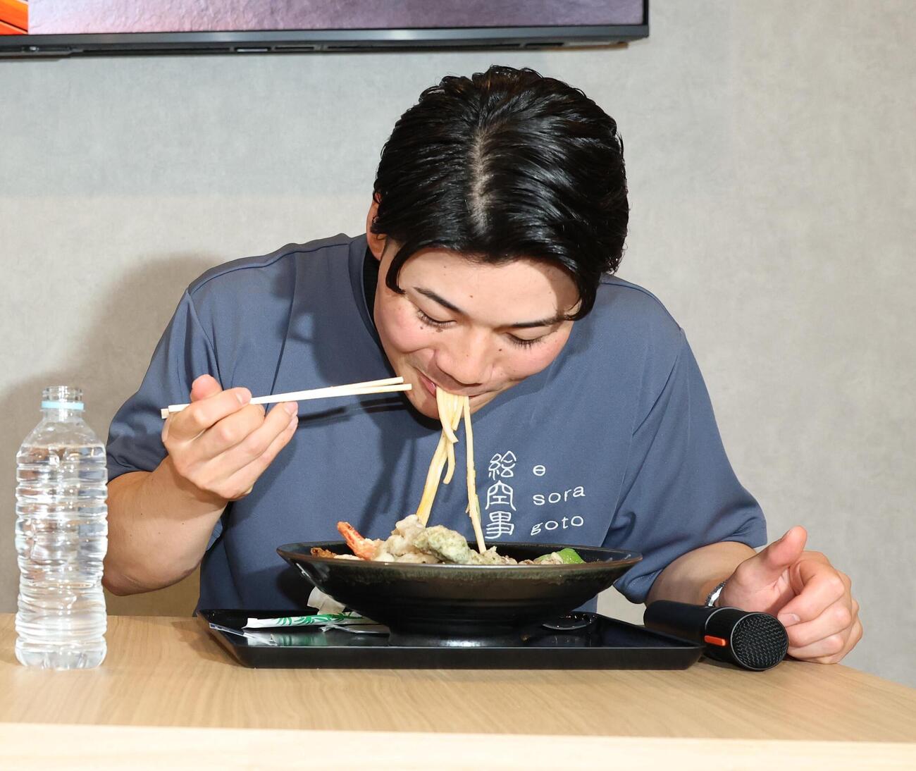 Fビレッジ内にオープンした玄米うどん専門店「絵空事」でうどんを試食する日本ハム清宮幸太郎（撮影・黒川智章）