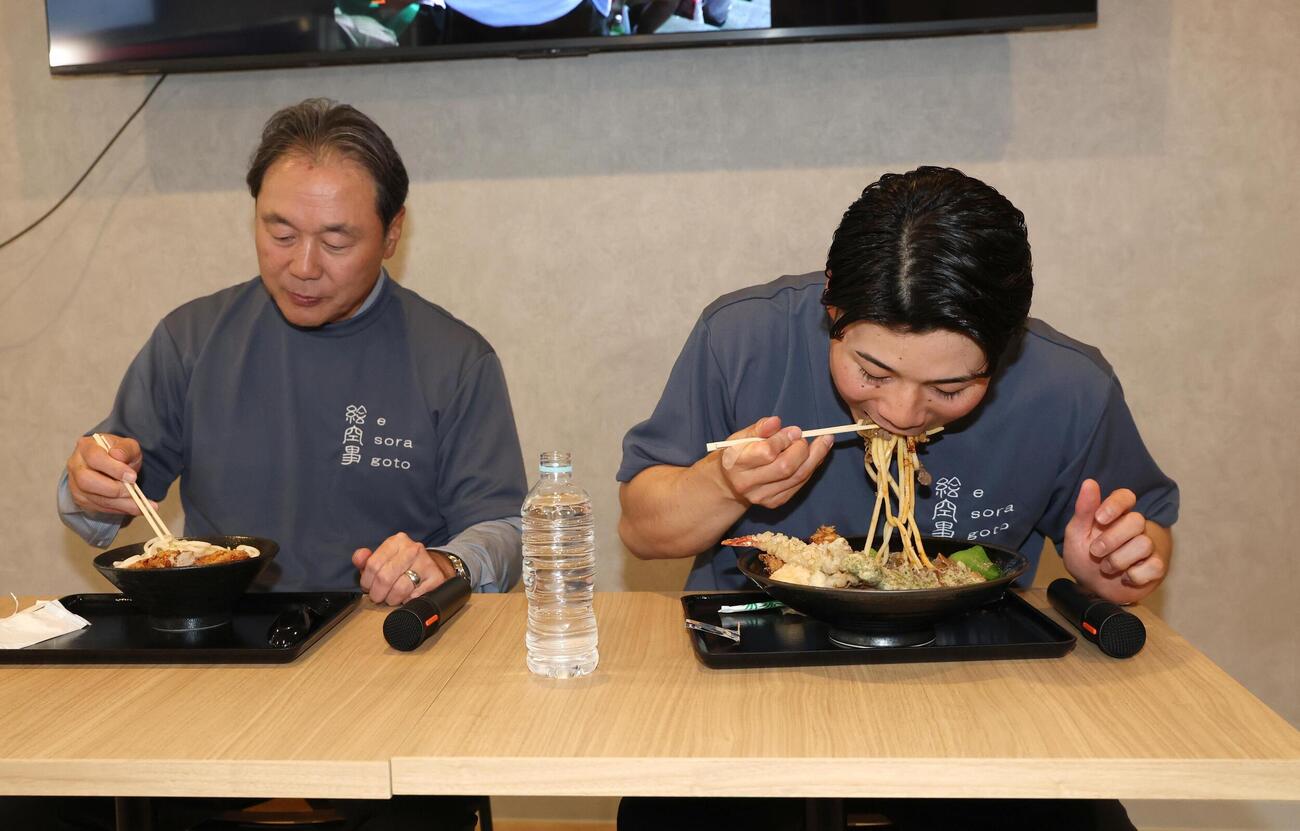 Fビレッジ内にオープンした玄米うどん専門店「絵空事」でうどんを試食する日本ハム清宮幸太郎（右）と父克幸さん（撮影・黒川智章）