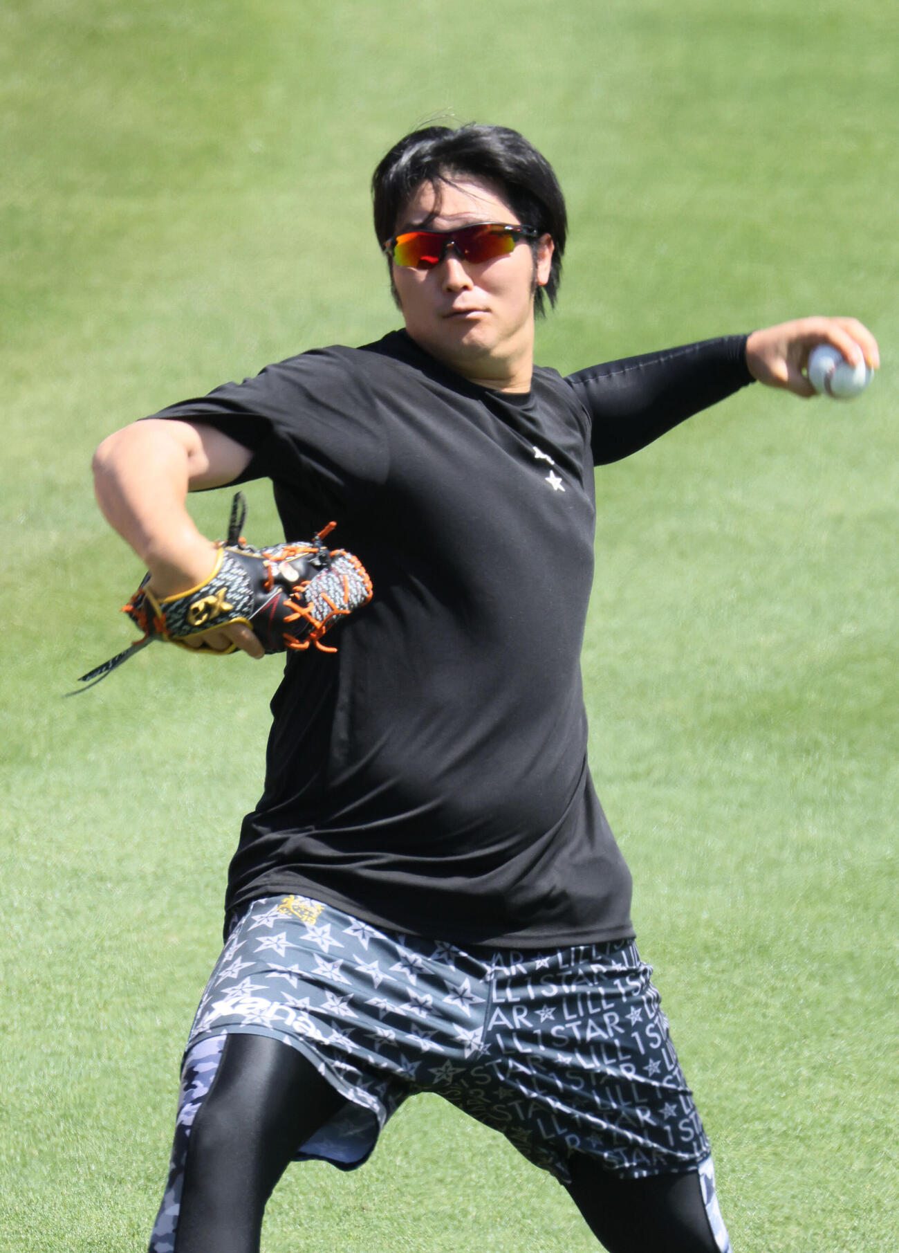キャッチボールをする広島床田寛樹（撮影・加藤孝規）