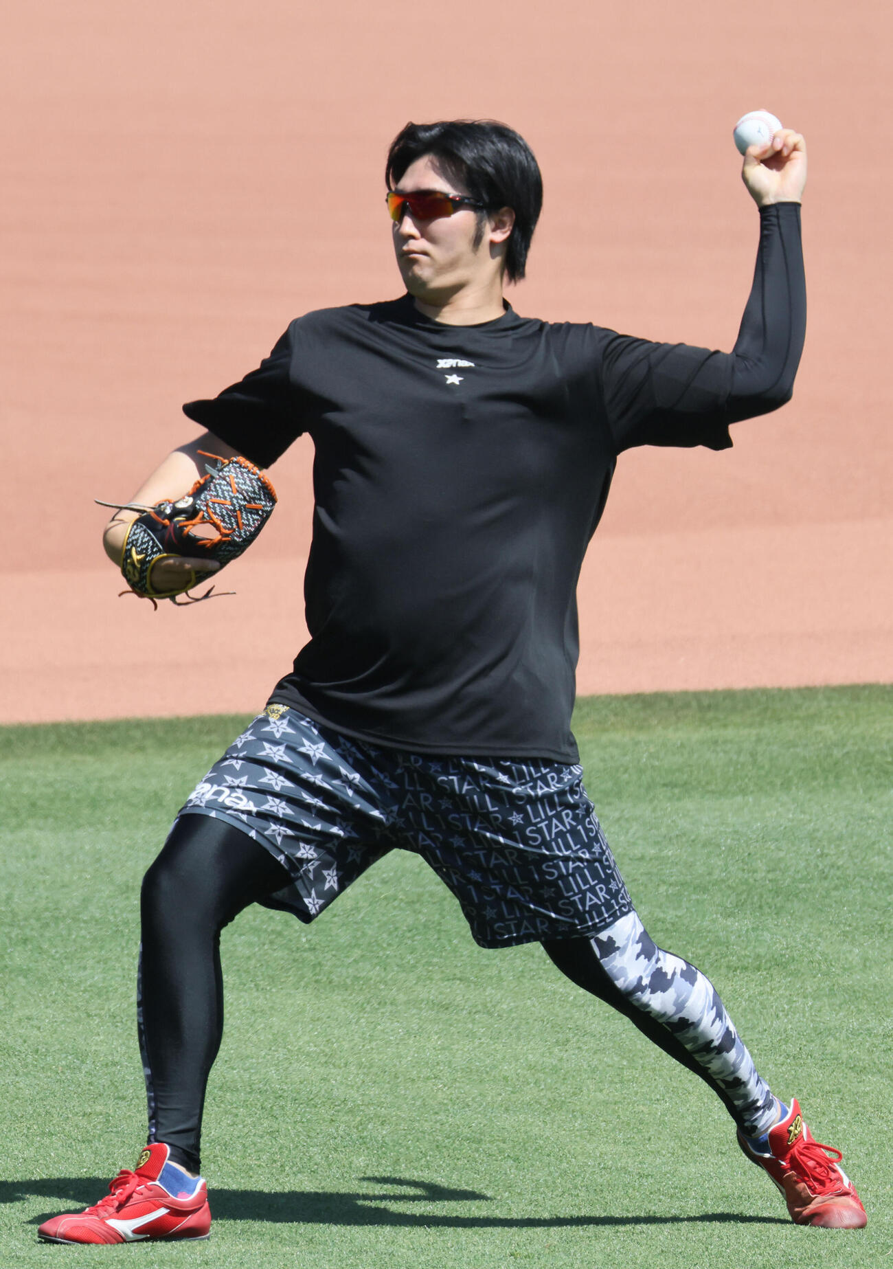 広島投手指名練習　キャッチボールをする床田寛樹（撮影・加藤孝規）