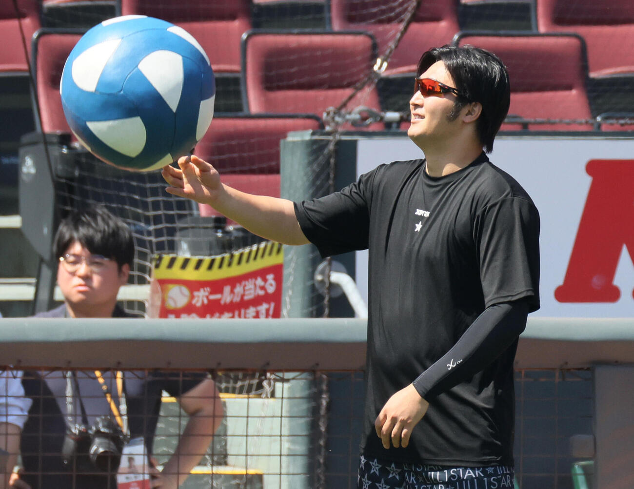 広島投手指名練習　メディシンボールを使って練習する床田寛樹（撮影・加藤孝規）