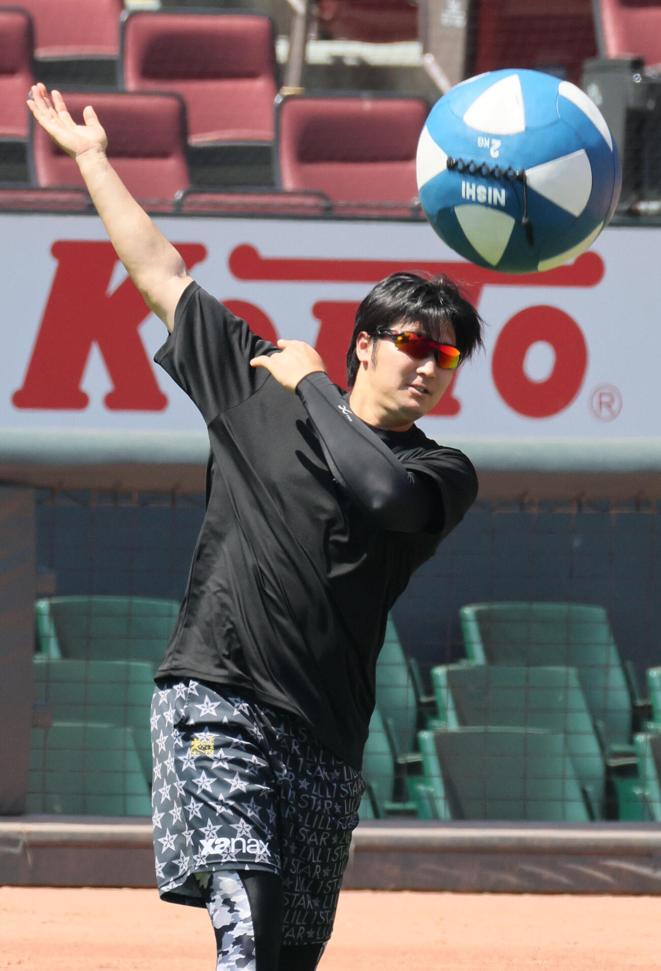 広島投手指名練習　メディシンボールを使って練習する床田寛樹（撮影・加藤孝規）
