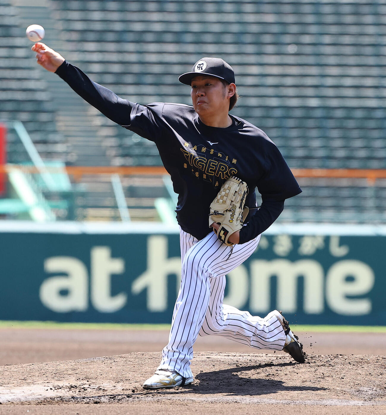 マウンドで投球練習をする西勇輝（撮影・上田博志）