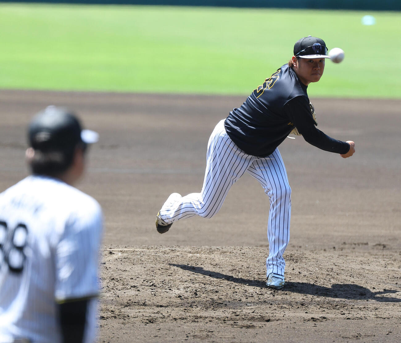 マウンドで投球練習をする西勇輝（撮影・上田博志）