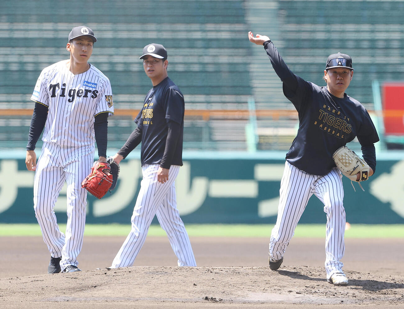 投内連係プレーの練習をする右から西勇輝、高橋遥人、茨木秀俊（撮影・上田博志）