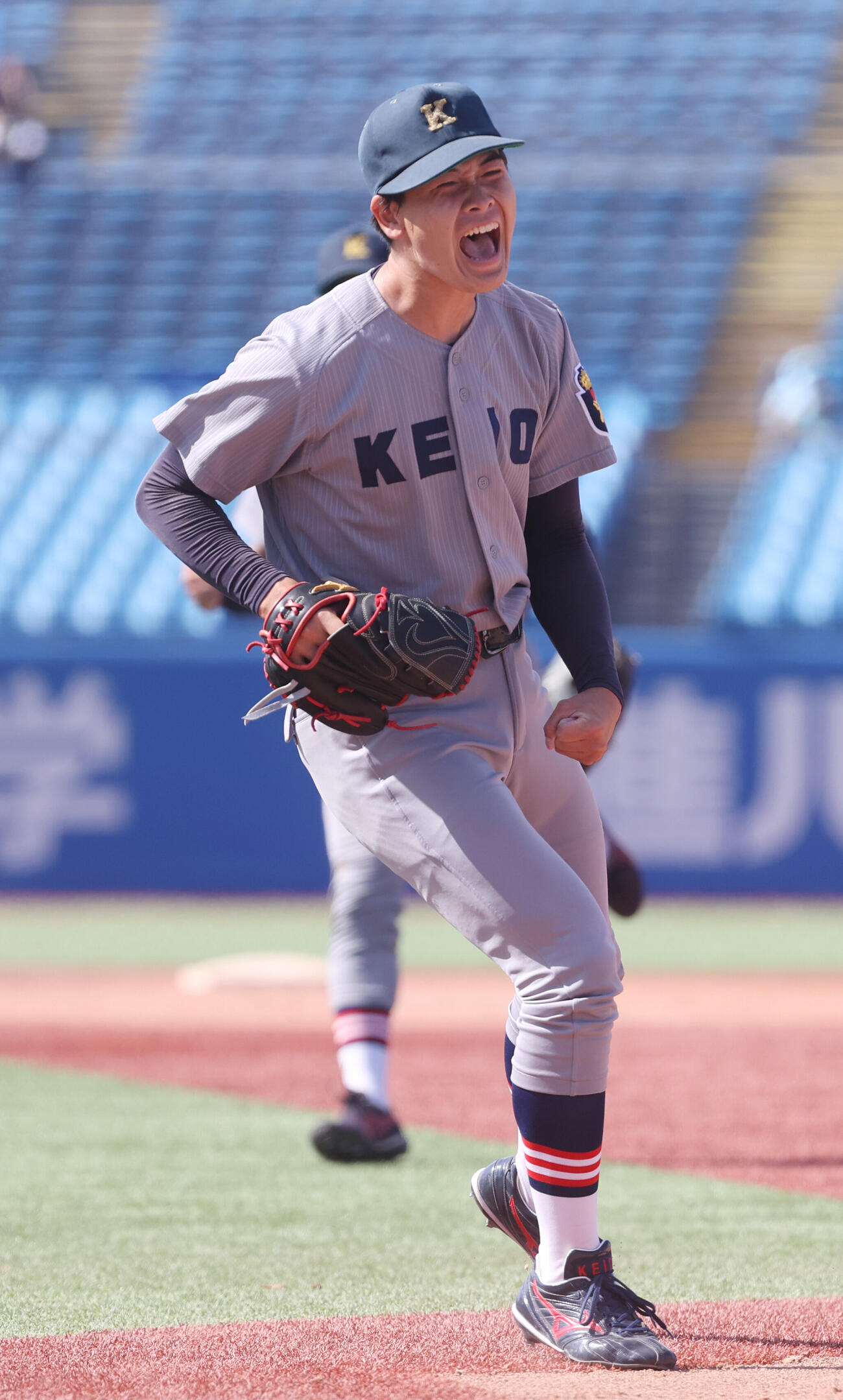 6大学野球　慶大対法大　6回裏法大2死一、三塁、井上和輝を投ゴロに仕留めガッツポーズする慶大・渡辺和大（撮影・柴田隆二）
