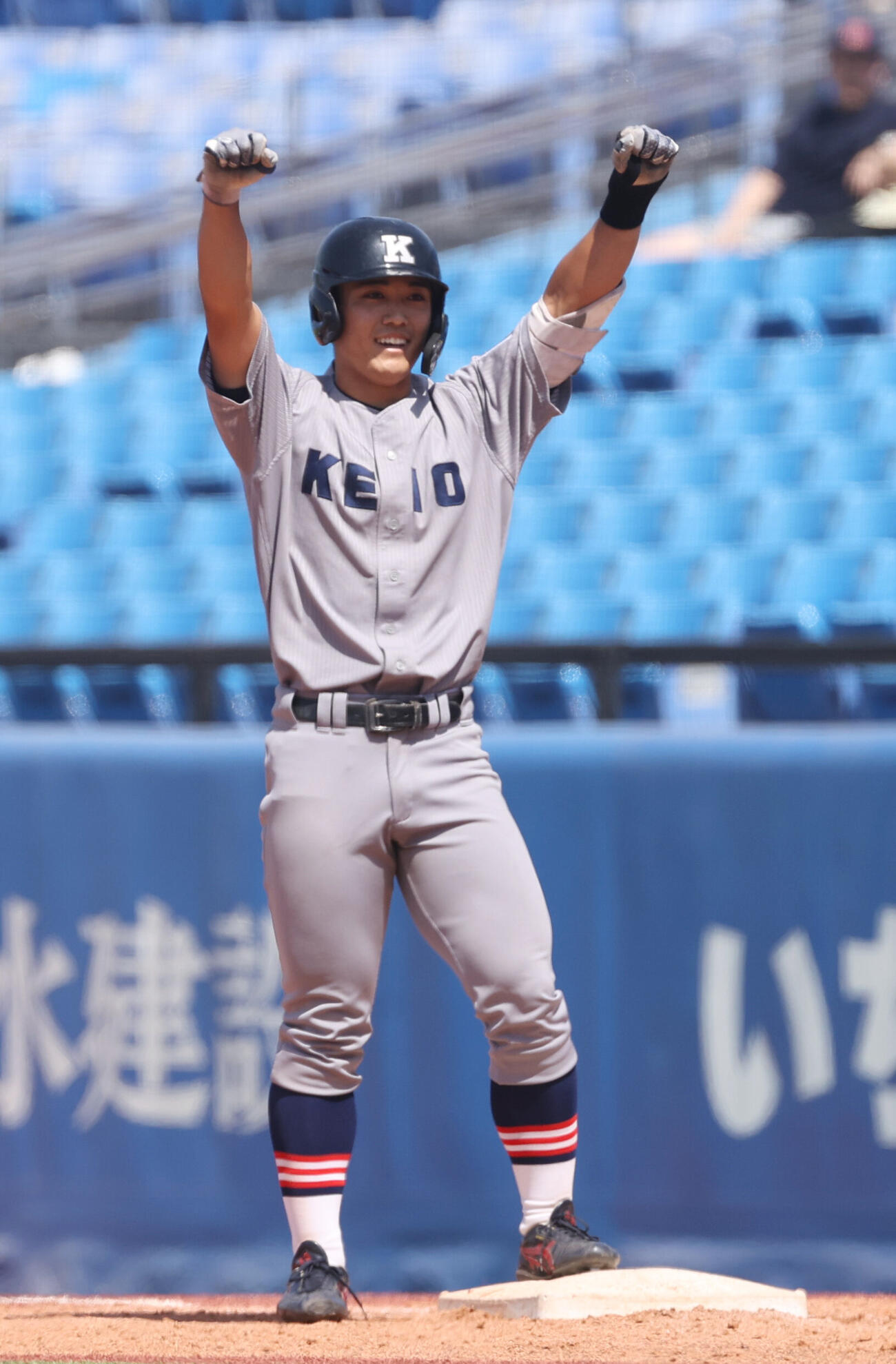 6大学野球　慶大対法大　4回表慶大1死一、三塁、一宮知樹は適時打を放ちガッツポーズする（撮影・柴田隆二）