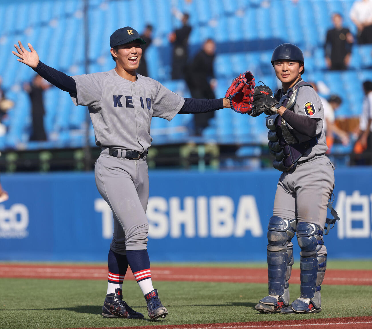 6大学野球　慶大対法大　9回途中から登板した慶大・広池浩成（左）は吉開鉄朗捕手と喜ぶ（撮影・柴田隆二）