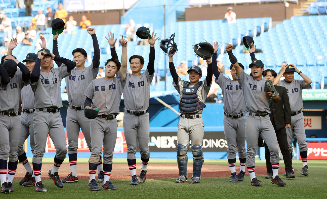 6大学野球　慶大対法大　勝利した慶大ナインは応援団に手を振る（撮影・柴田隆二）