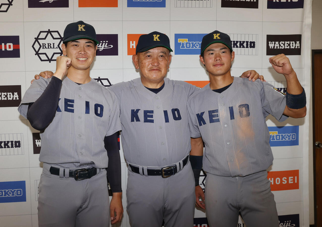 6大学野球　慶大対法大　勝利した、左から慶大・渡辺和大、堀井哲也監督、今津慶介はガッツポーズする（撮影・柴田隆二）