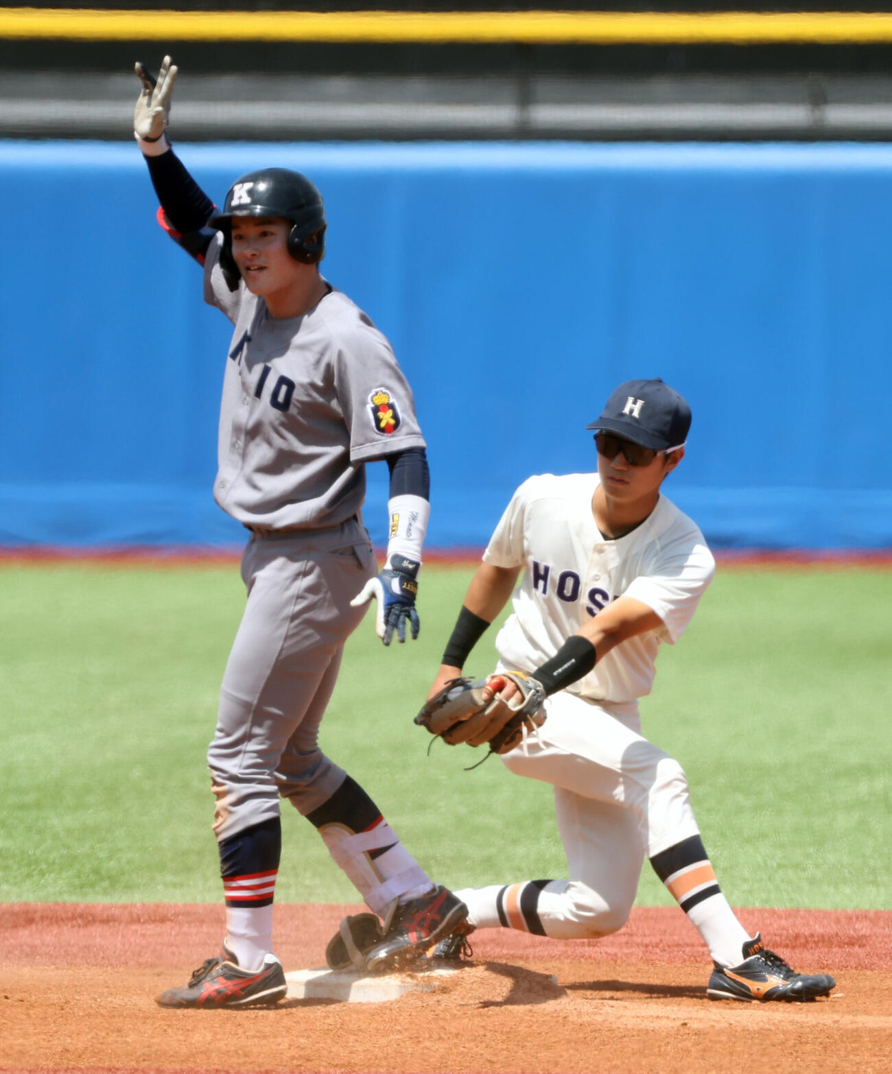 6大学野球　慶大対法大　1回表慶大無死、丸田湊斗（左）は二塁打を放つ。法大・熊谷陸遊撃手（撮影・柴田隆二）