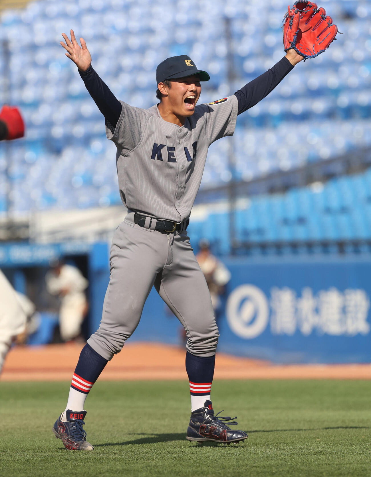 6大学野球　慶大対法大　9回途中から登板した慶大・広池浩成は勝利しバンザイする（撮影・柴田隆二）