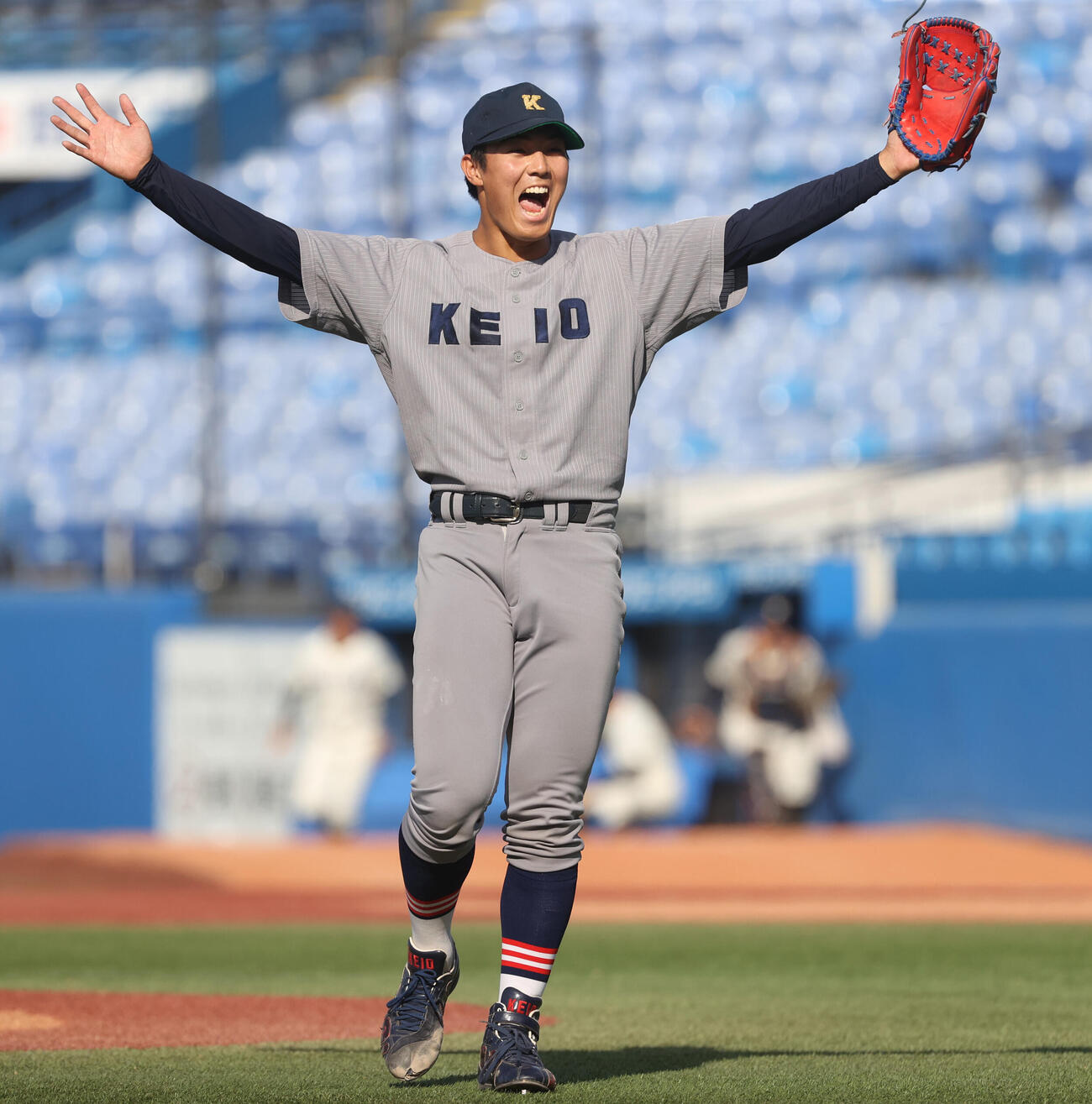 6大学野球　慶大対法大　9回途中から登板した慶大・広池浩成は勝利しバンザイする（撮影・柴田隆二）