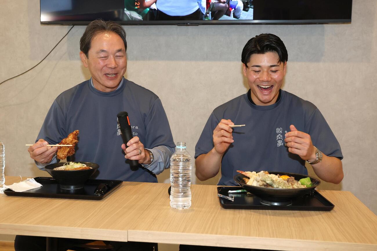 Fビレッジ内にオープンした玄米うどん専門店「絵空事」でうどんを試食する日本ハム清宮幸太郎（右）と父克幸さん（撮影・黒川智章）
