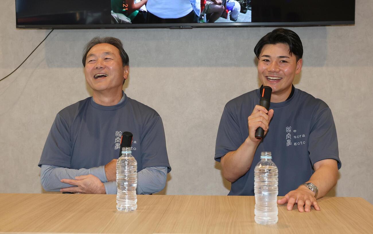 玄米うどん専門店「絵空事」がFビレッジ内にオープンし記者会見する日本ハム清宮幸太郎（右）と父克幸さん（撮影・黒川智章）