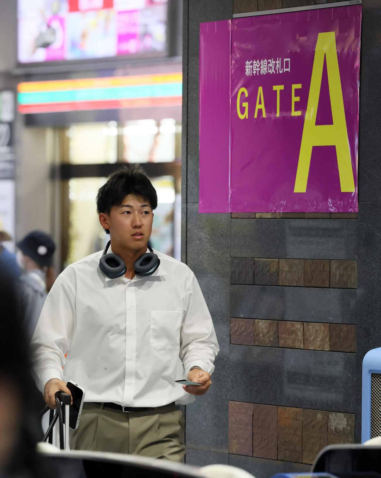 岡山に到着した阪神立石正広（撮影・加藤哉）