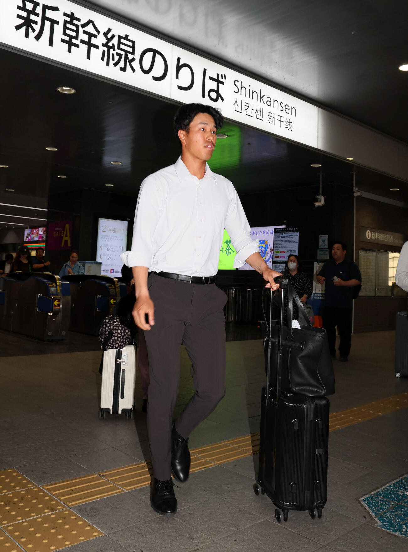 岡山に到着し宿舎へ移動する阪神岡城快生（撮影・加藤哉）
