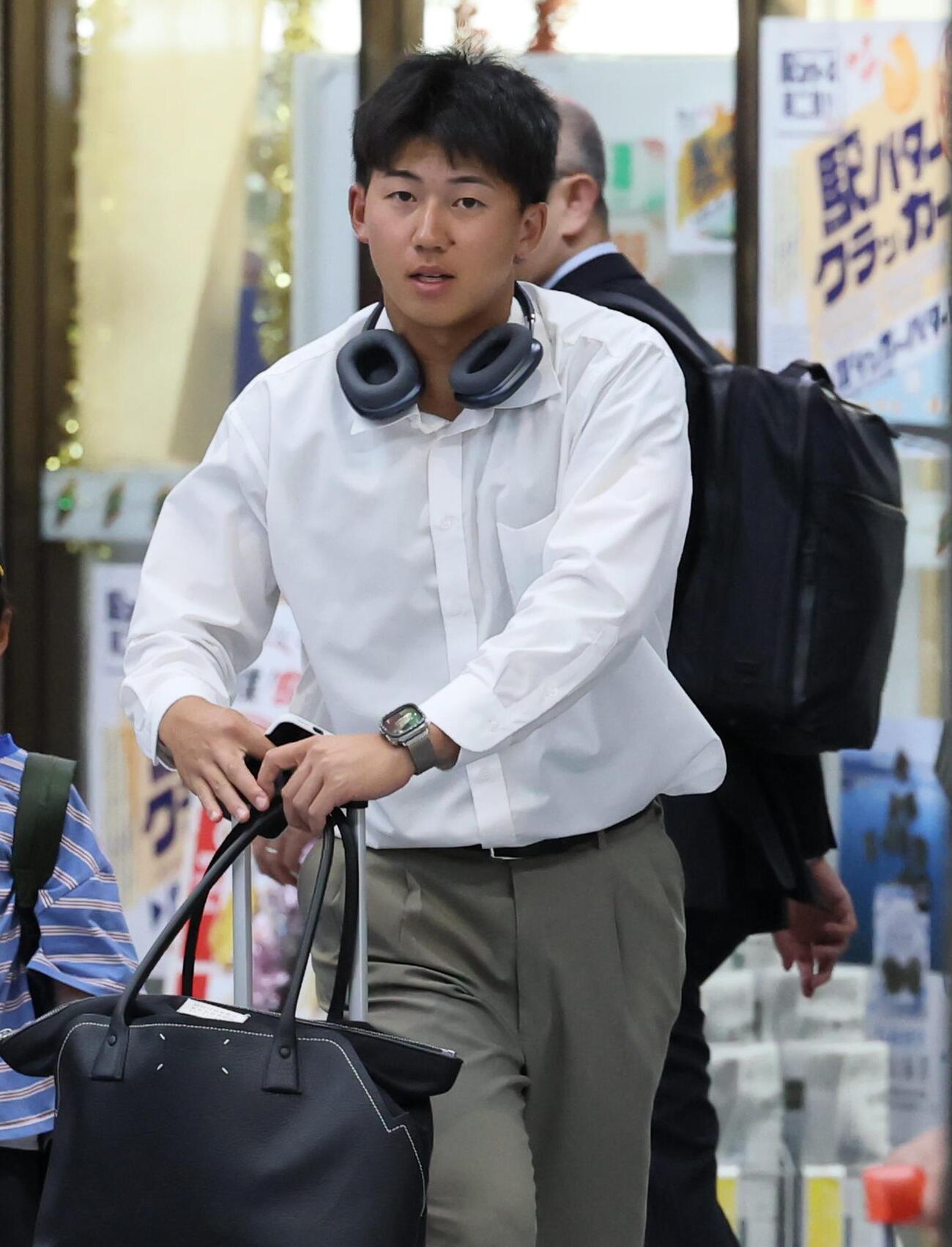 岡山に到着した阪神立石正広（撮影・加藤哉）