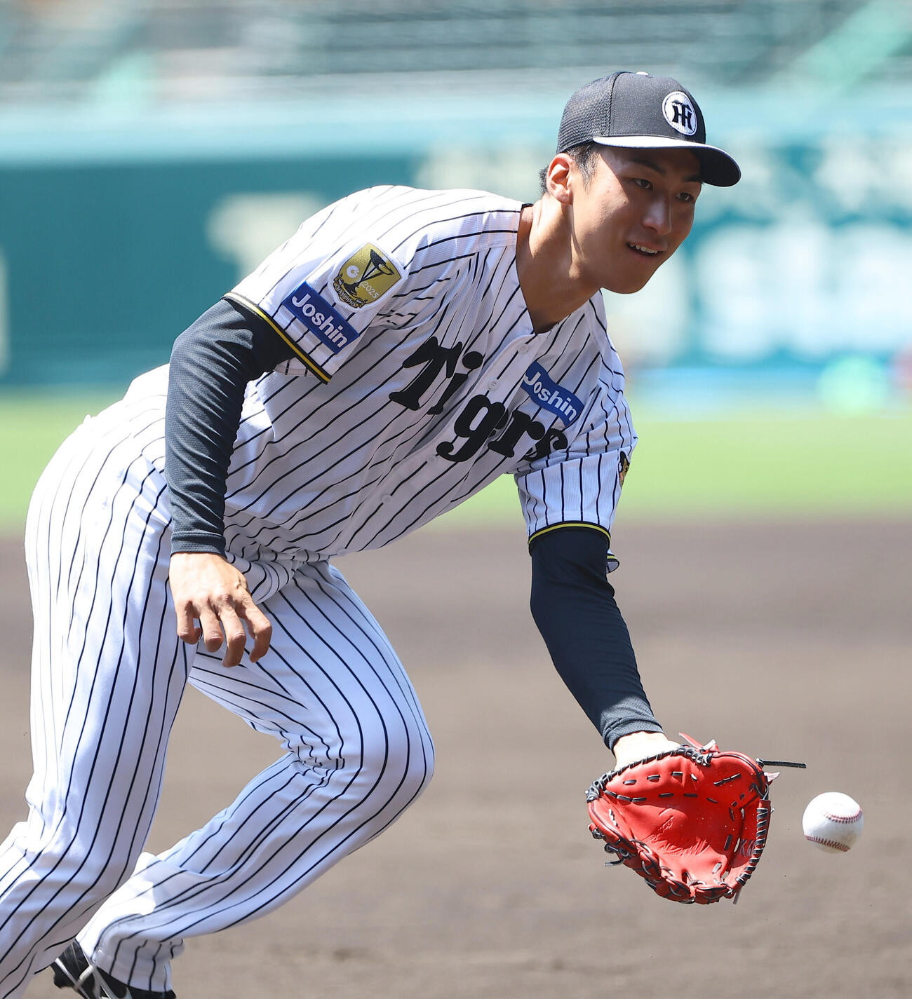 投内連係プレーの練習をする茨木秀俊は本塁へグラブトスをする（撮影・上田博志）