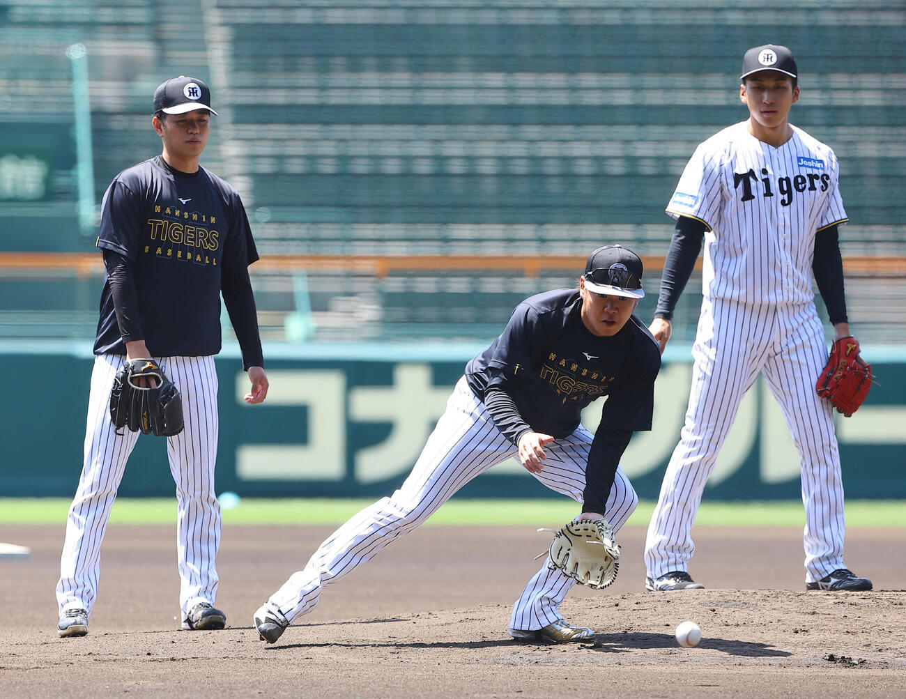 西勇輝（中央）は高橋遥人（左）茨木秀俊と投内連係プレーの練習をする（撮影・上田博志）