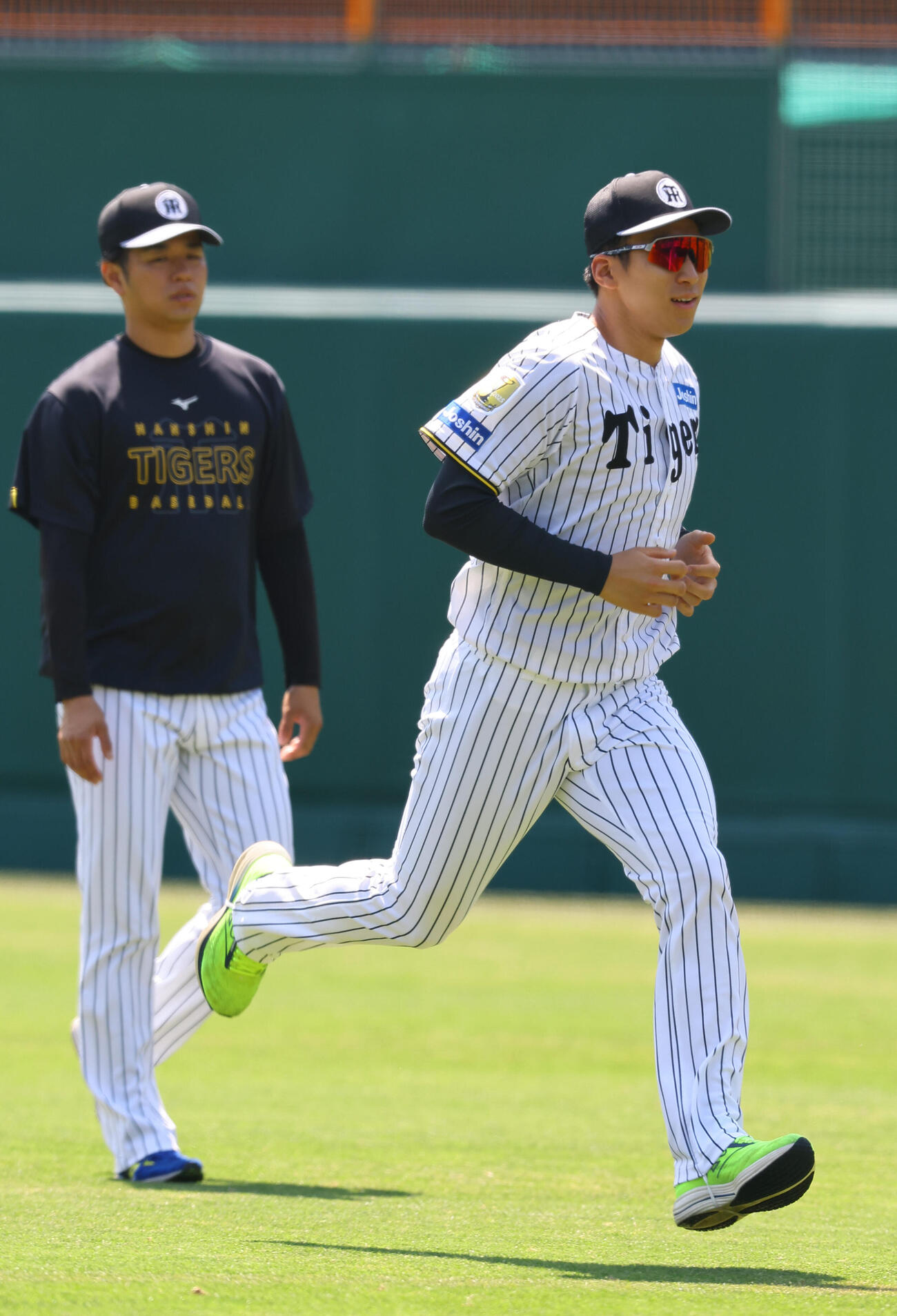 外野を走る茨木秀俊（撮影・上田博志）