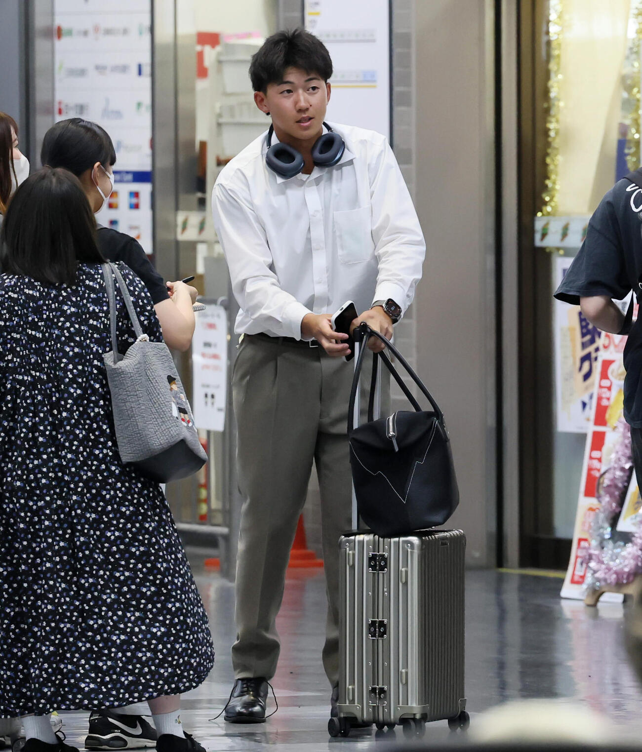 岡山に到着し改札口へ向かう阪神立石正広（撮影・加藤哉）