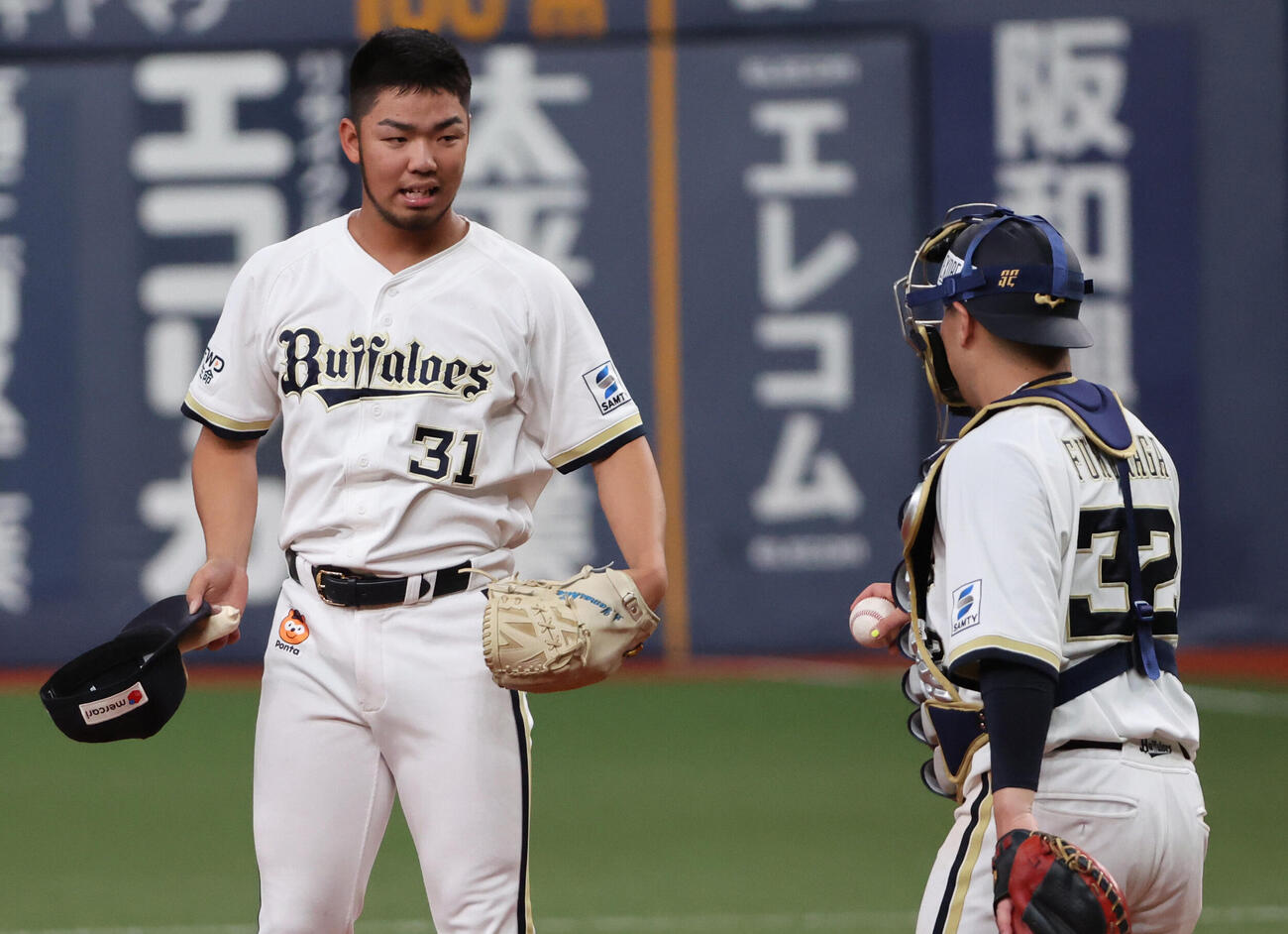 ウエスタン　オリックス対広島　4回から登板した昨年のオリックスドラフト1位の藤川敦也は先頭打者に四球を与え、福永奨の激励を受ける（撮影・西尾就之）