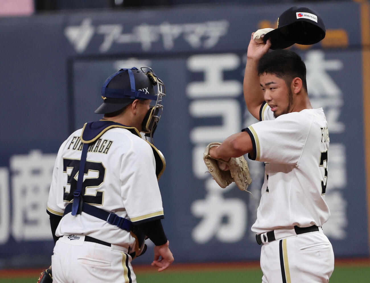 ウエスタン　オリックス対広島　4回から登板した昨年のオリックスドラフト1位の藤川敦也は先頭打者に四球を与え、福永奨の激励を受ける（撮影・西尾就之）