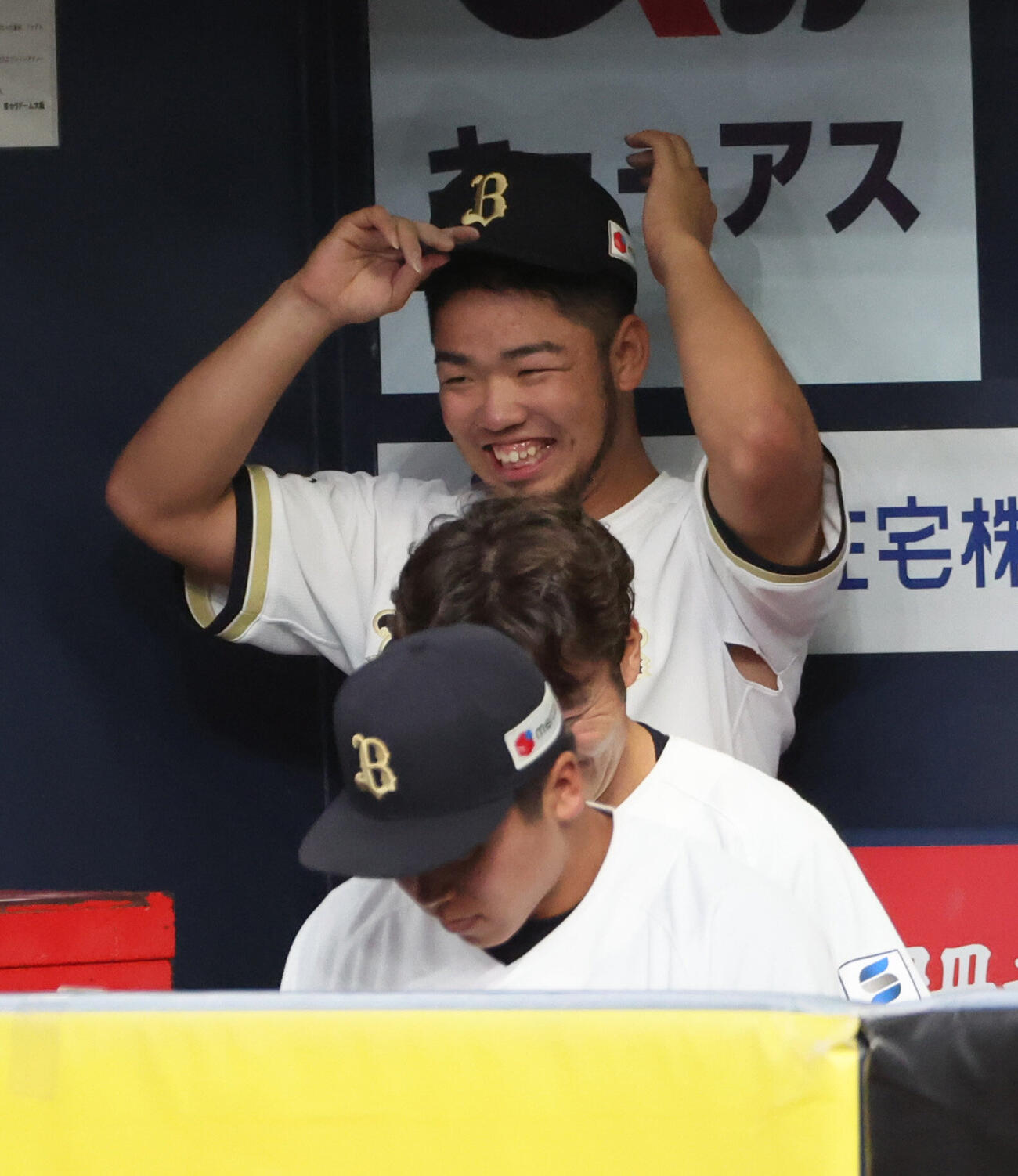 ウエスタン　オリックス対広島　4回から登板した昨年のオリックスドラフト1位の藤川敦也は無失点でベンチに戻り笑顔を見せる（撮影・西尾就之）
