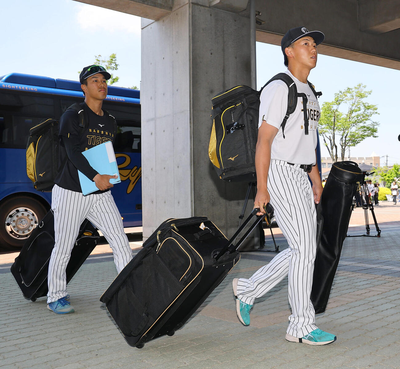 マスカットスタジアムに入る立石正広（右）と岡城快生（撮影・上田博志）