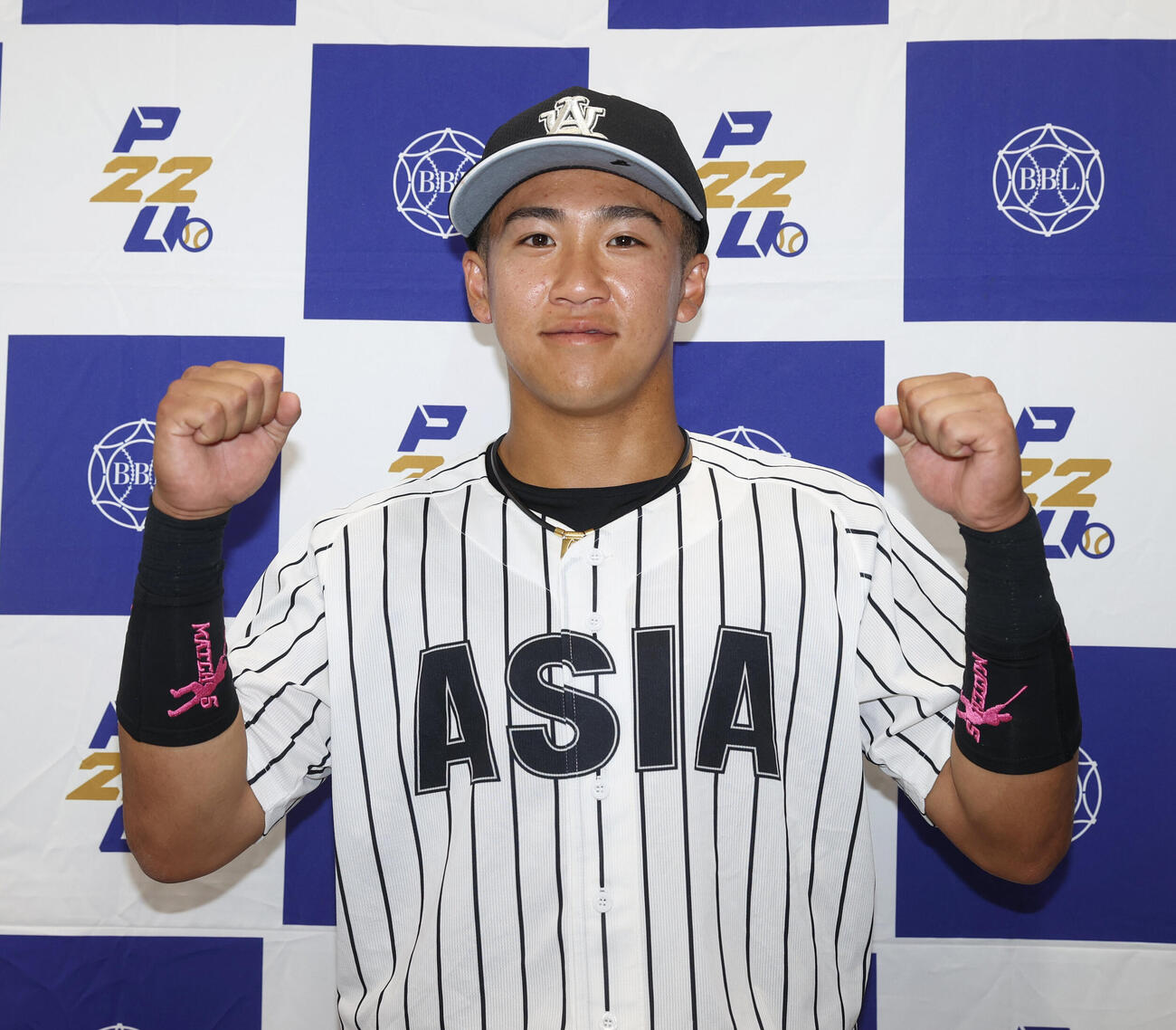 東都大学野球　亜大対立正大　決勝打の亜大・小池祐吏はガッツポーズする（撮影・柴田隆二）