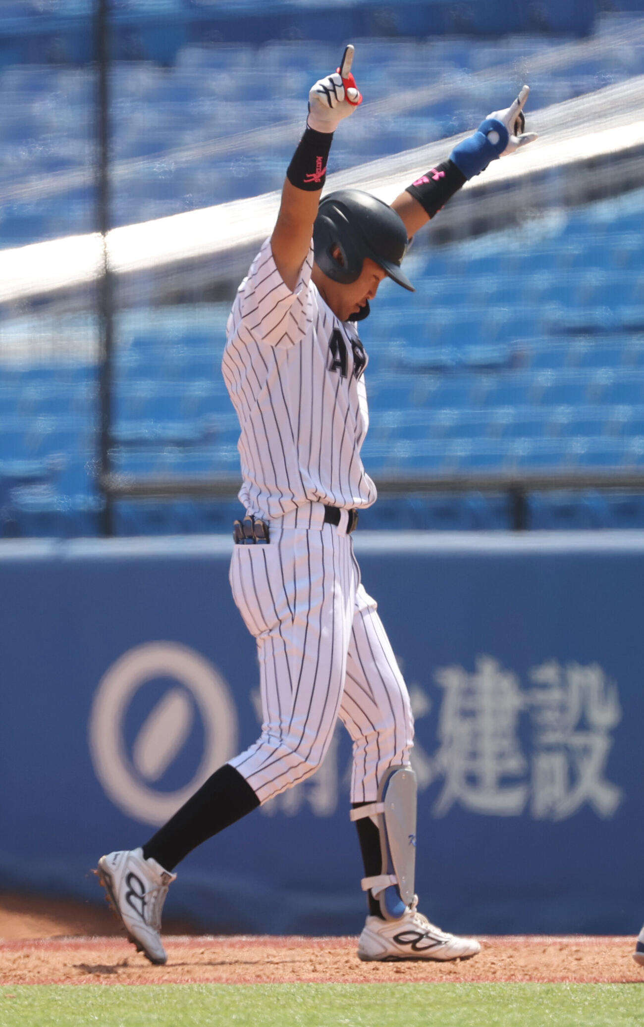 東都大学野球　亜大対立正大　5回表亜大2死満塁、小池祐吏は2点適時打を放ちガッツポーズする（撮影・柴田隆二）