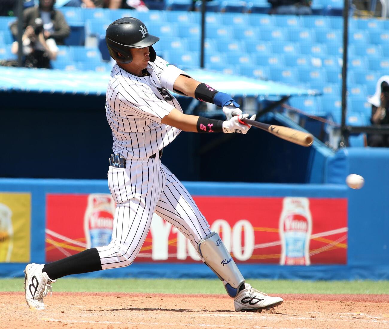 東都大学野球春季リーグ　亜大対立正大　5回表亜大2死満塁、2点適時打を放つ小池祐吏（撮影・田島優大）