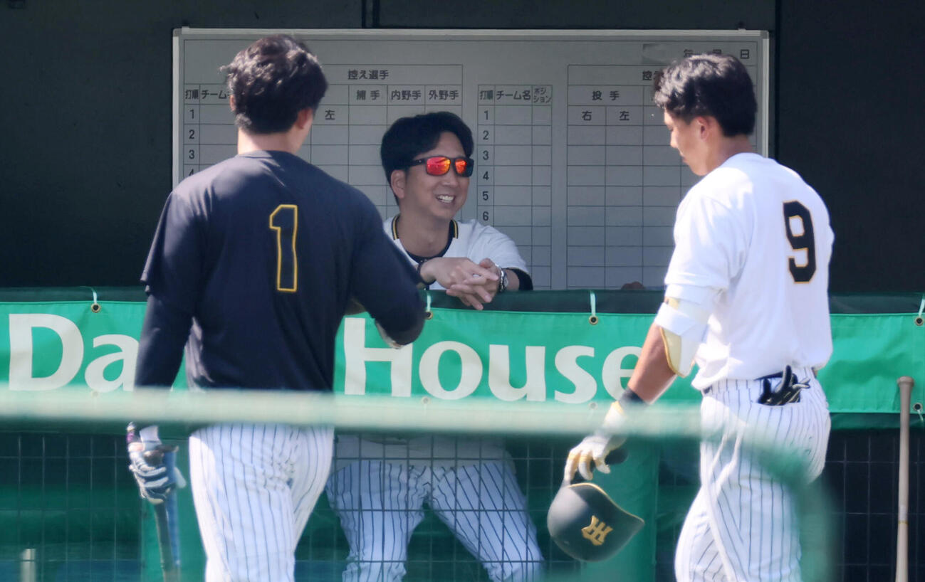 阪神対中日　打撃練習を終え引き揚げる森下翔太（左）と阪神立石正広にベンチの藤川球児監督も笑顔を見せる（撮影・加藤哉）