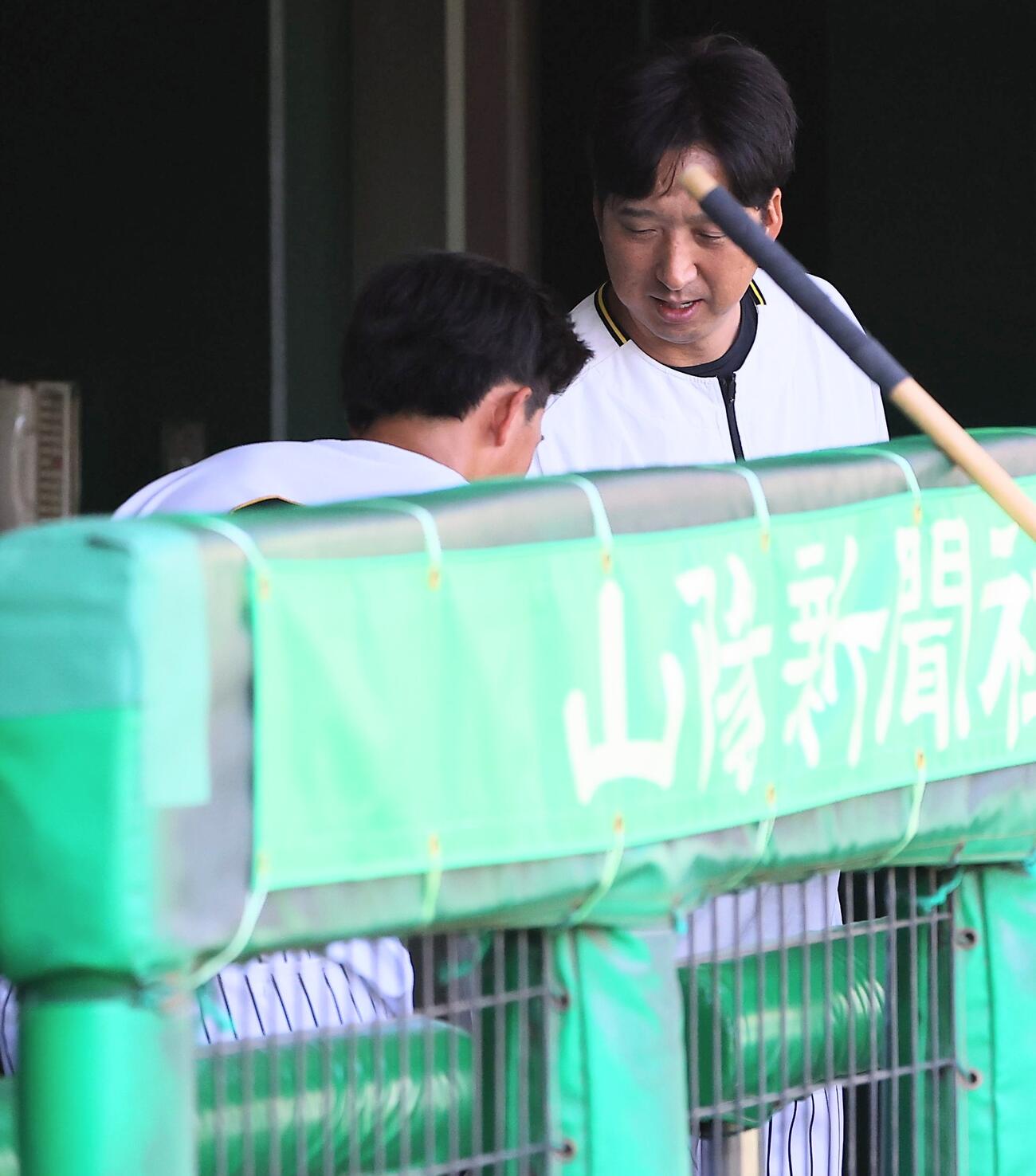 立石正広（左）と握手を交わす藤川球児監督（撮影・上田博志）＝2026年5月19日、マスカットスタジアム