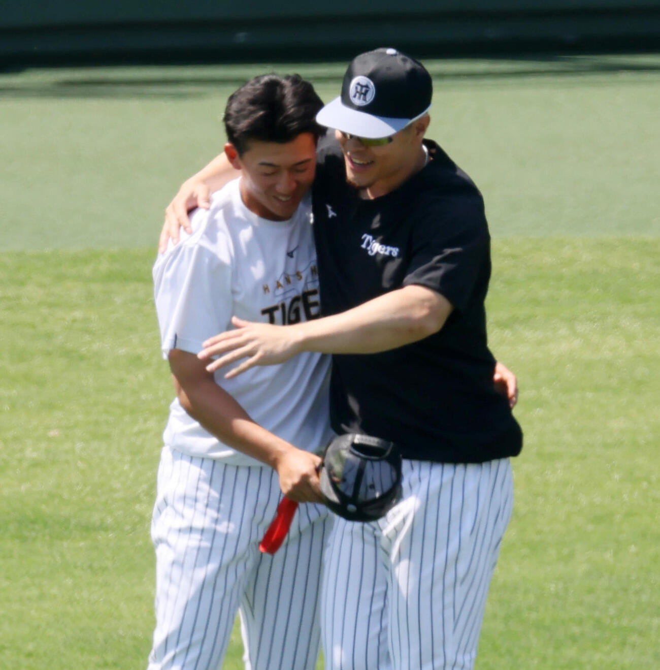 阪神対中日　1軍に合流した阪神立石正広（左）にハグする佐藤輝明（撮影・加藤哉）