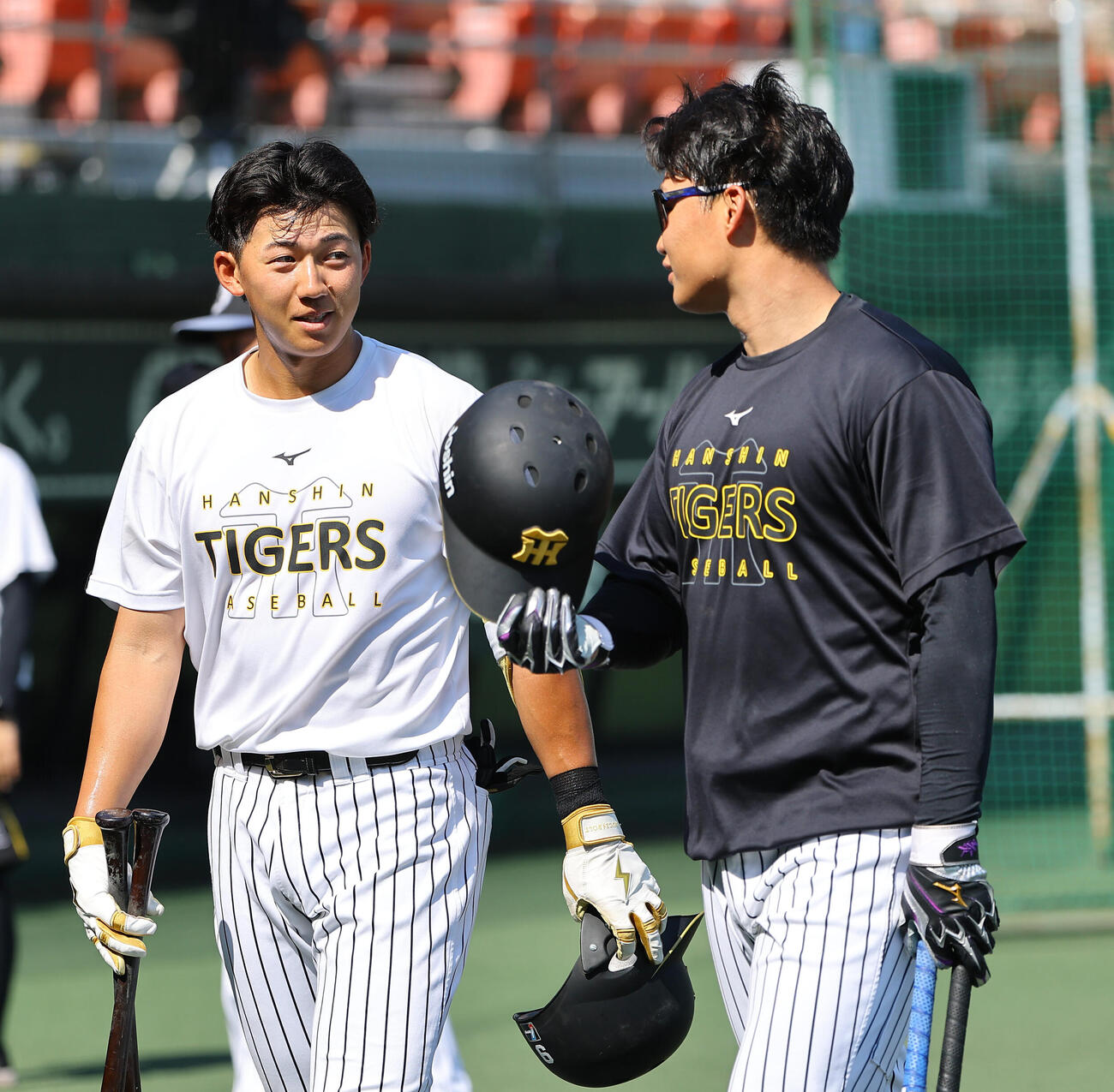 森下翔太（右）と話しながらベンチに引き揚げる立石正広（撮影・上田博志）