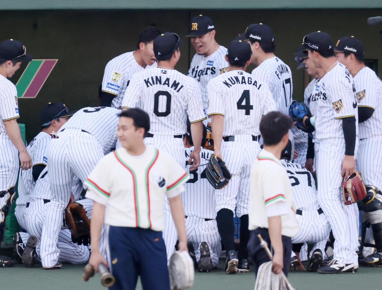 阪神対中日　試合前の円陣で声だしをした阪神立石正広（撮影・加藤哉）
