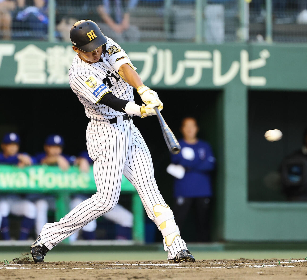 阪神対中日　2回裏阪神無死、立石正広はプロ初安打を放つ（撮影・上田博志）