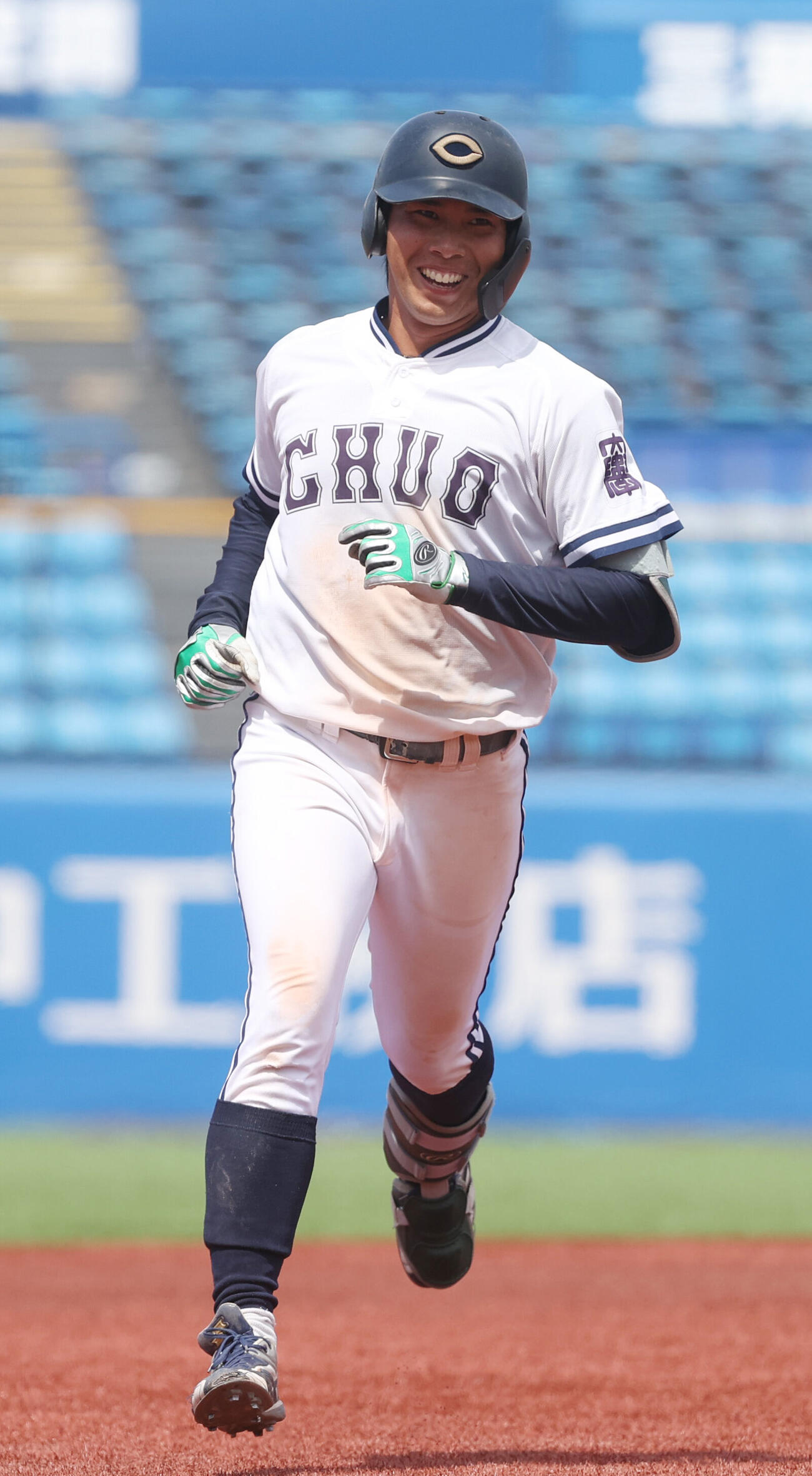 東都大学野球　東洋大対中大　4回裏中大2死、伊藤櫂人は本塁打を放ち生還する（撮影・柴田隆二）