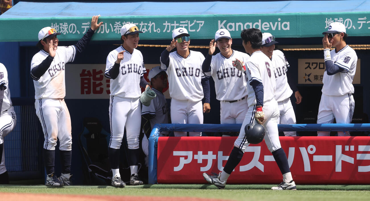 東都大学野球　東洋大対中大　3回裏中大1死二塁、青木勝吾の適時二塁打で二塁走者佐藤壱聖が生還しナインの出迎えを受ける（撮影・柴田隆二）