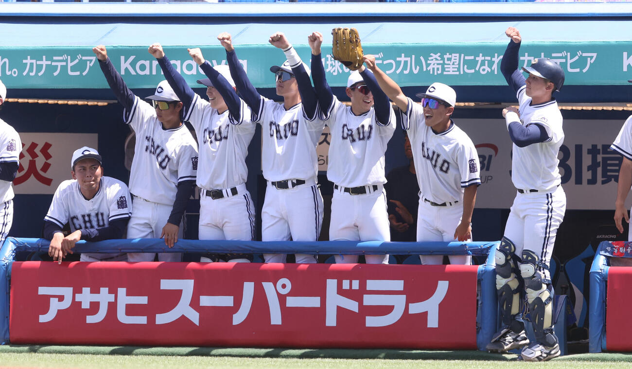 東都大学野球　東洋大対中大　2回裏中大2死二塁、安田淳平の適時打で喜ぶ中大ナイン（撮影・柴田隆二）