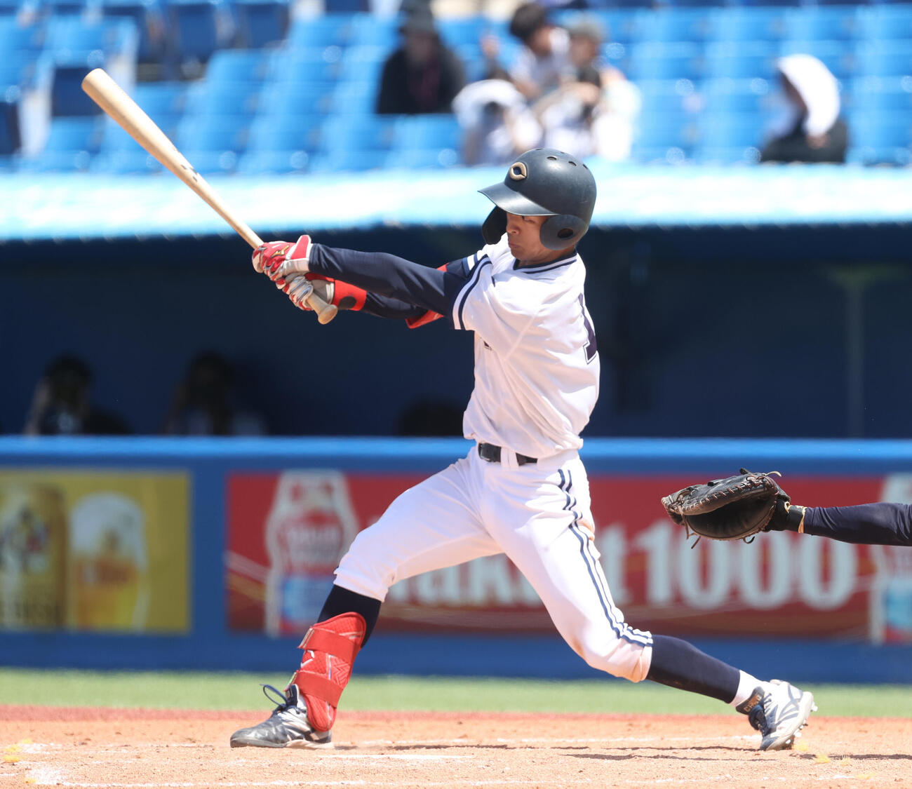 東都大学野球　東洋大対中大　2回裏中大2死二塁、安田淳平は適時打を放つ（撮影・柴田隆二）